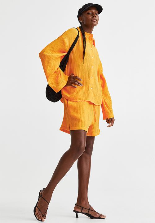 H&M - Crinkled cotton shorts - dark yellow 