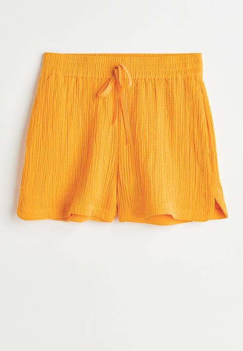 H&M - Crinkled cotton shorts - dark yellow 