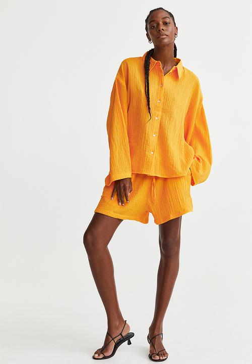 H&M - Crinkled cotton shorts - dark yellow 