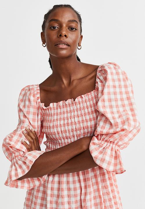 H&M - Puff-sleeved seersucker dress - coral/checked 