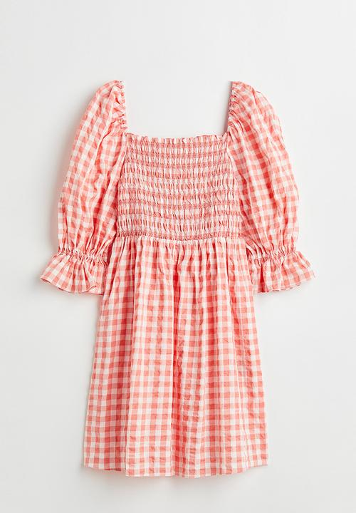 H&M - Puff-sleeved seersucker dress - coral/checked 