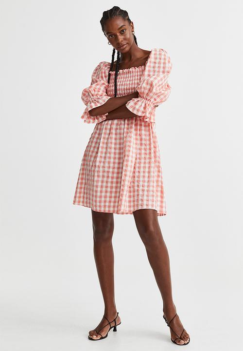 H&M - Puff-sleeved seersucker dress - coral/checked 