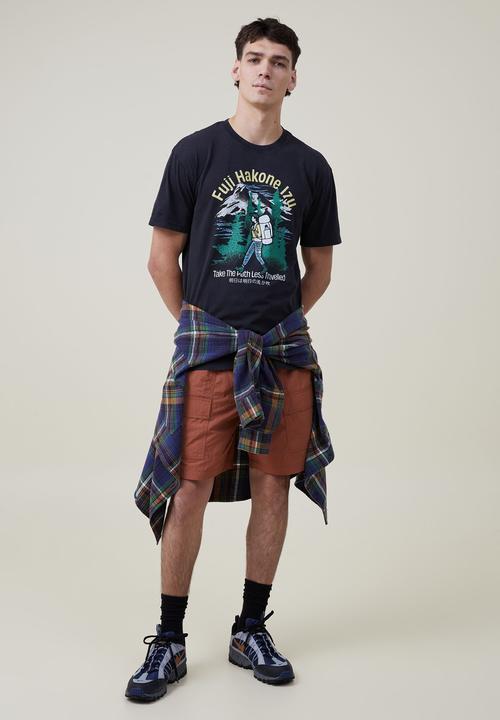 Cotton On - Premium loose fit art T-shirt - Washed black/fuji hakone izu