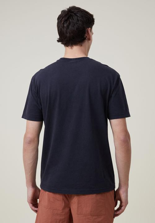 Cotton On - Premium loose fit art T-shirt - Washed black/fuji hakone izu