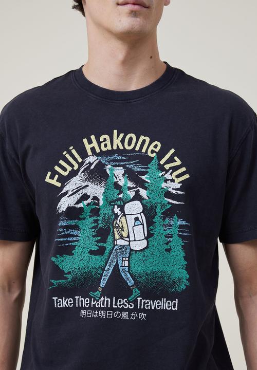 Cotton On - Premium loose fit art T-shirt - Washed black/fuji hakone izu