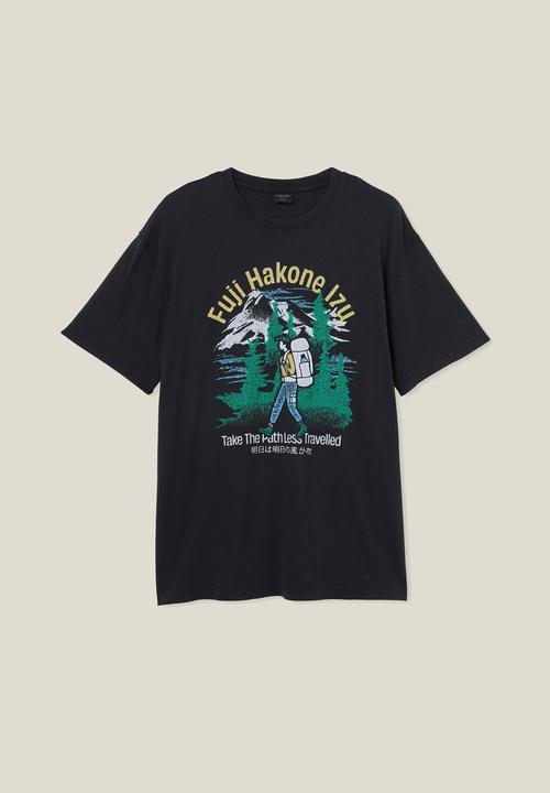 Cotton On - Premium loose fit art T-shirt - Washed black/fuji hakone izu