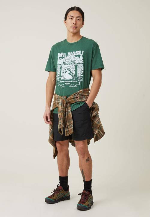Cotton On - Premium loose fit art t-shirt - irish green/mount nasu