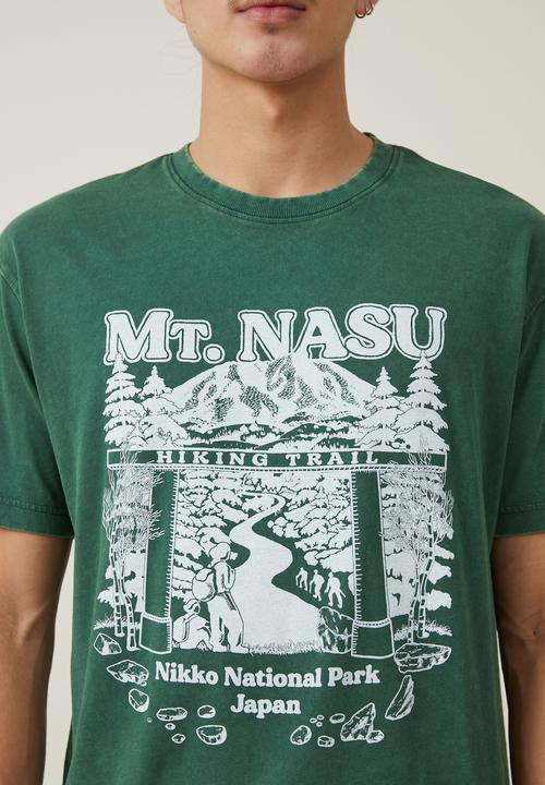 Cotton On - Premium loose fit art t-shirt - irish green/mount nasu