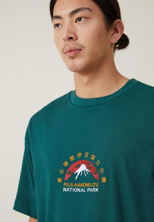Cotton On - Heavy weight graphic T-shirt - evergreen/mt fuji hiking