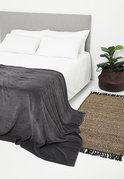 Sixth Floor - Coral fleece throw - charcoal