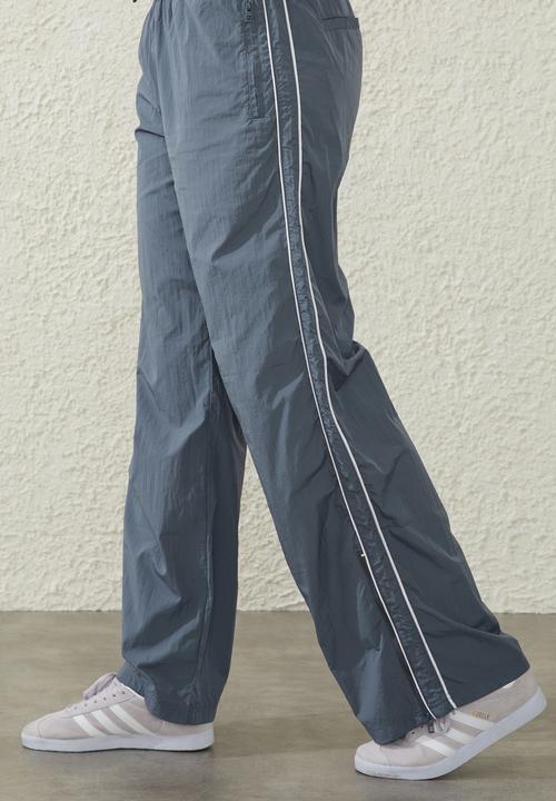 Cotton On - Warm up woven pant - blue steel/piping