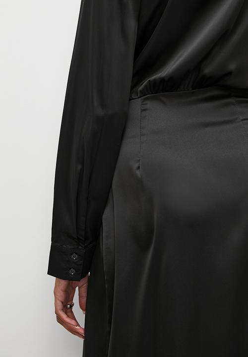 Superbalist - Collared satin wrap dress - black