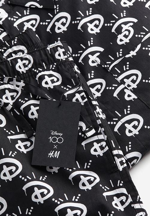 H&M - Relaxed fit pyjama shirt and shorts - black/disney100