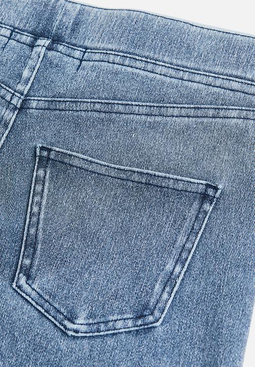 H&M - Wide trousers - denim blue/butterflies 