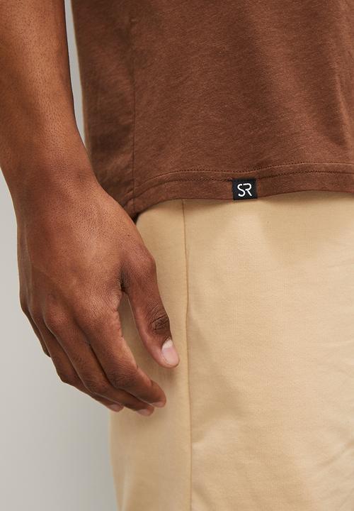 STYLE REPUBLIC - Slash raw edge curved hem pocket tee - brown