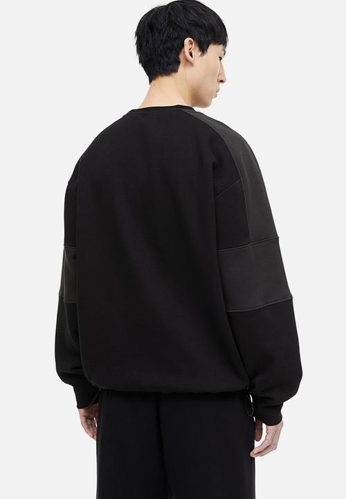 H&M - Relaxed fit pocket-detail sweatshirt - black