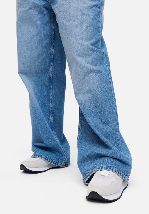 H&M - Curvy fit wide regular jeans - light denim blue 