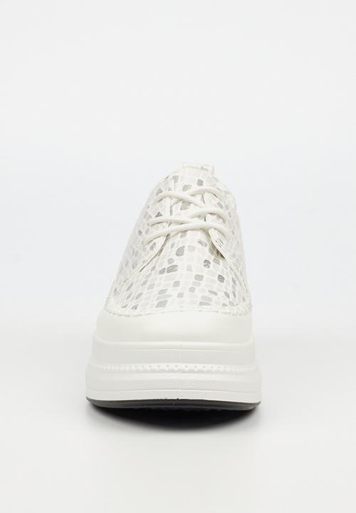 Butterfly Feet - Senhora 9 brogue - white