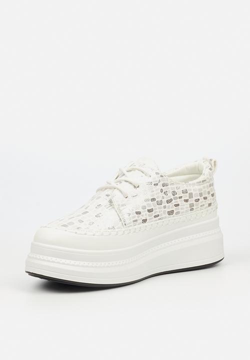 Butterfly Feet - Senhora 9 brogue - white