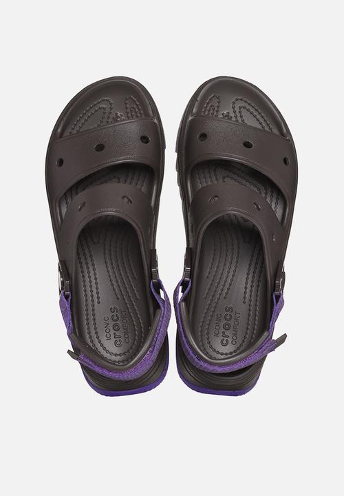 Crocs - Classic hiker xscape sandal - espresso/neon purple
