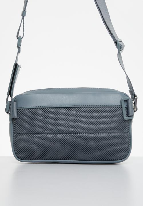Calvin Klein - Monogram soft camera bag22 - overcast grey