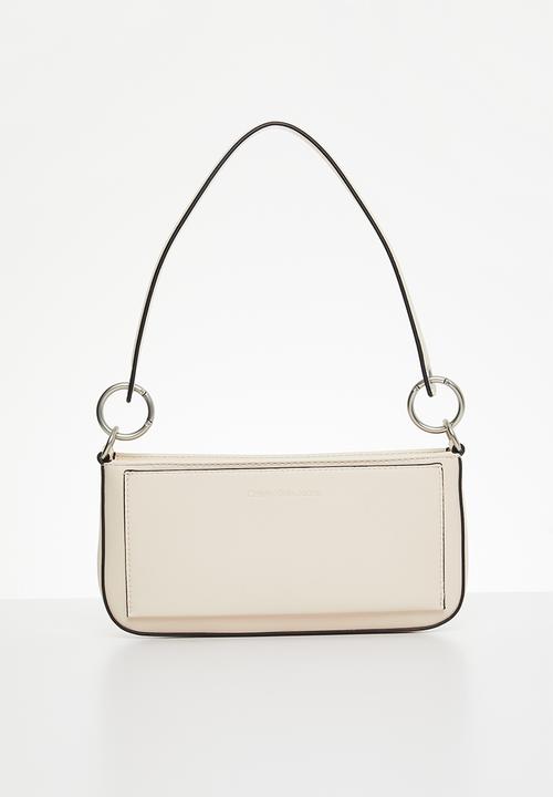 Calvin Klein - Sculpted shoulder pouch25 mono - ballet