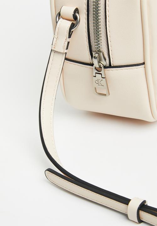 Calvin Klein - Sculpted camera bag18 mono - ballet