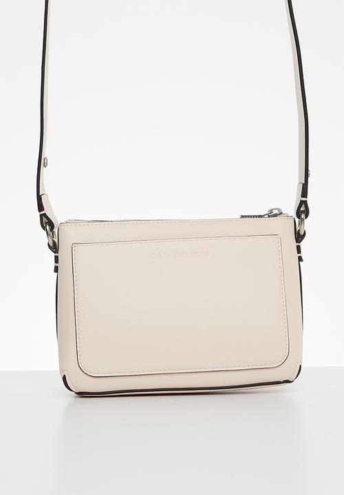 Calvin Klein - Sculpted camera pouch21 mono - ballet