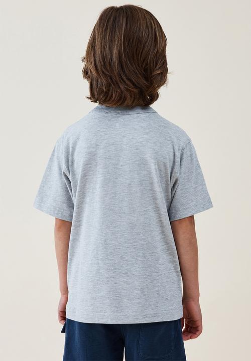 Cotton On - Jonny short sleeve print tee - fog grey marle/racquet maker