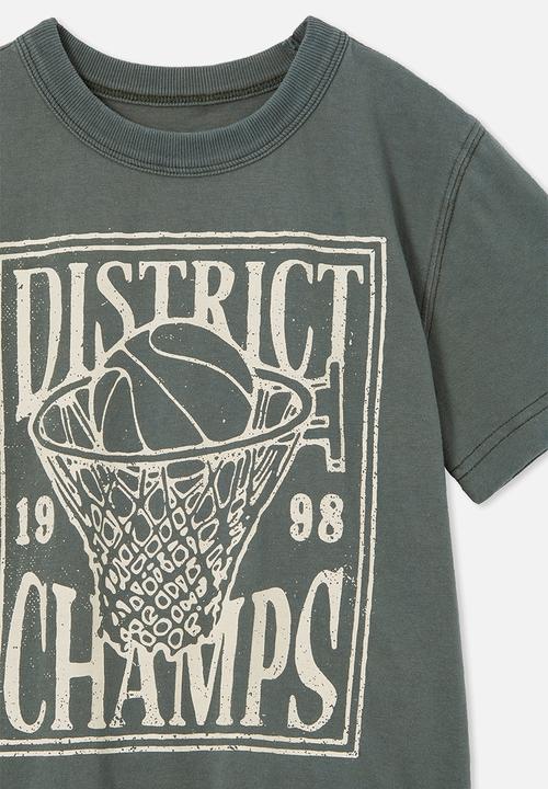 Cotton On - Jonny short sleeve print tee - swag green/district champs
