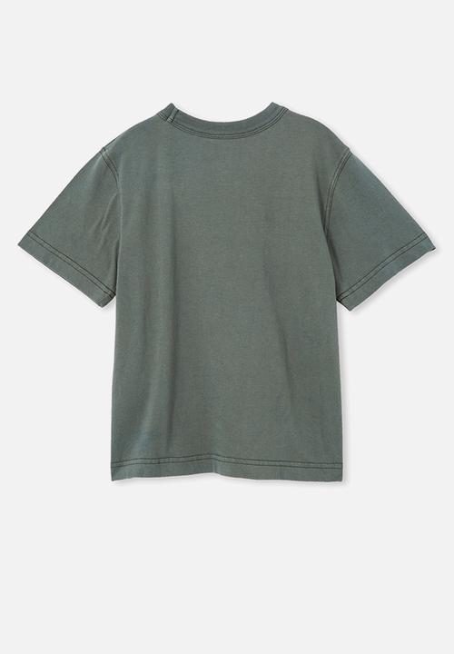 Cotton On - Jonny short sleeve print tee - swag green/district champs
