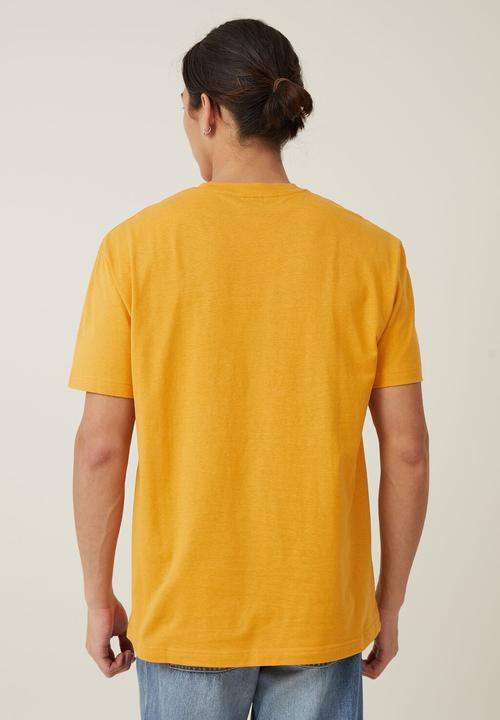 Cotton On - Loose fit art t-shirt - aged tellow / route 777