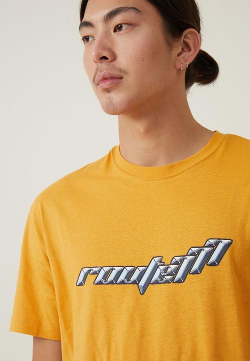 Cotton On - Loose fit art t-shirt - aged tellow / route 777