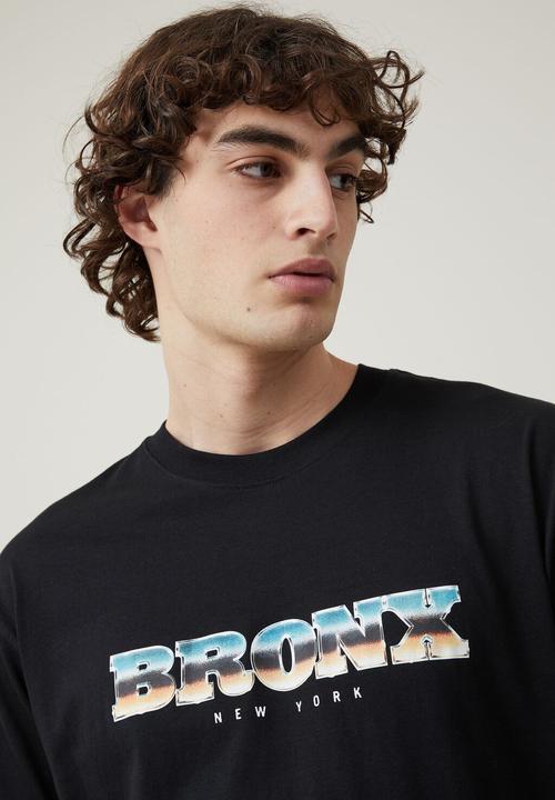 Cotton On - Loose fit art t-shirt - black / bronx