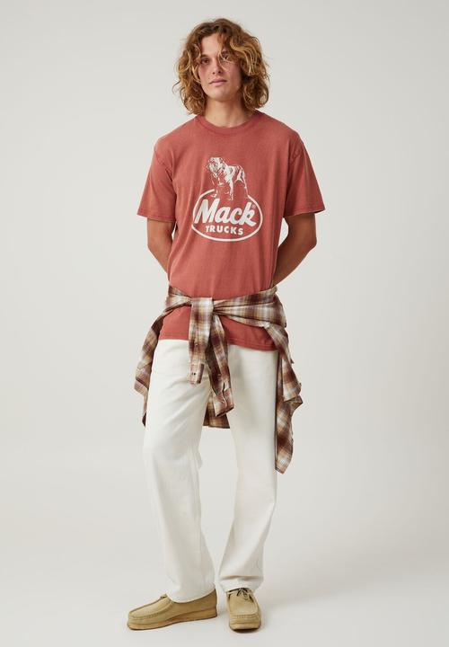 Cotton On - Mack trucks loose fit t-shirt - lcn mac bruschetta red / classic logo