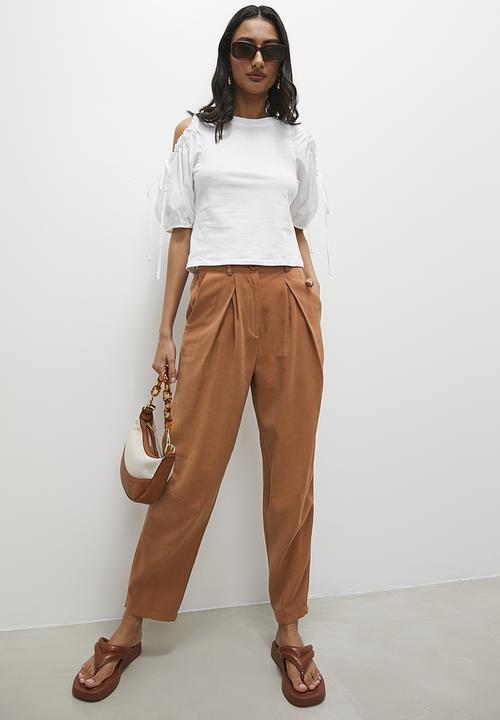 Superbalist - Pleat detail barrel leg trouser - toffee