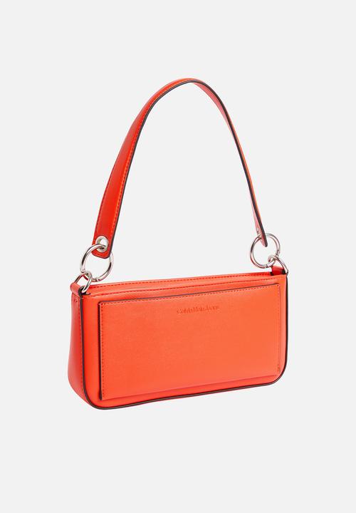 Calvin Klein - Sculpted shoulder pouch25 mono - orange