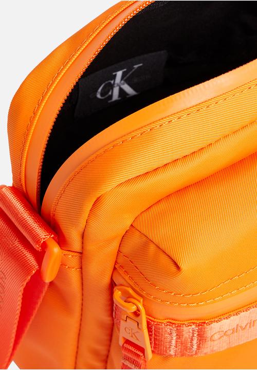 Calvin Klein - Ultralight reporter18 nylon - vibrant orange