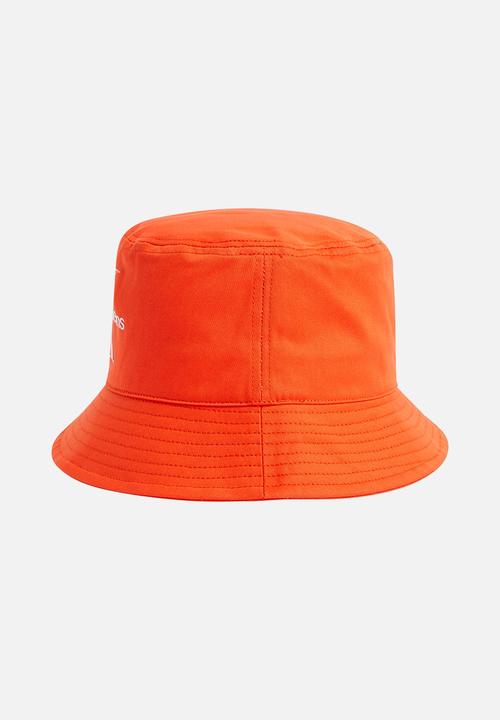 Calvin Klein - Monogram bucket hat - poppy