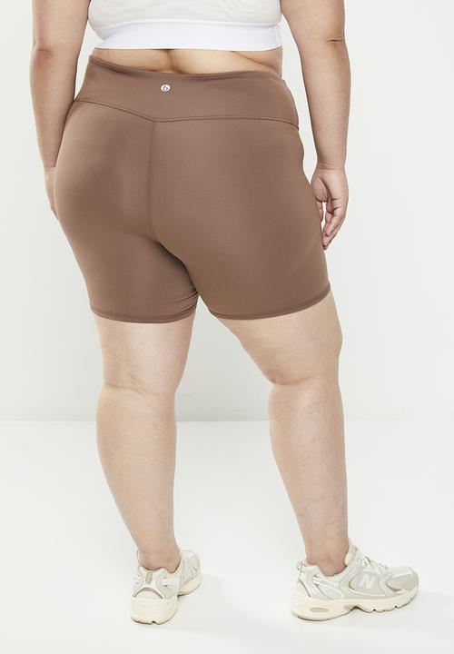Cotton On - Plus ultra soft yoga bike short - deep taupe
