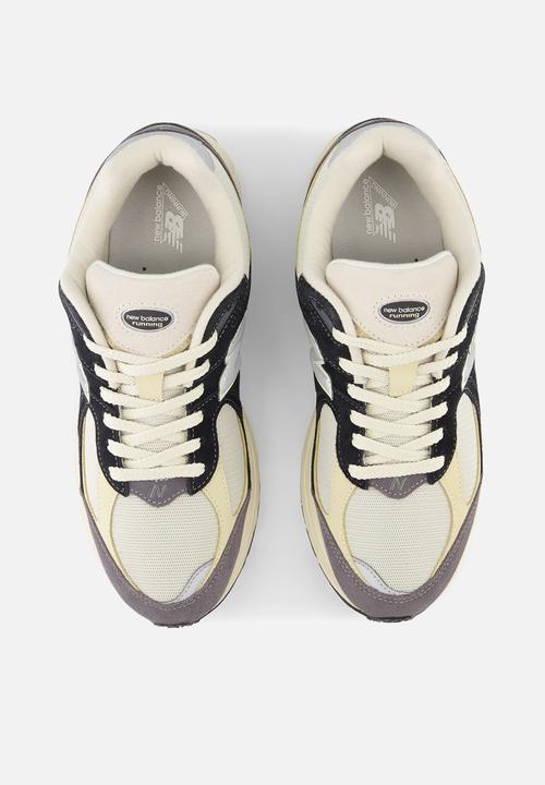 New Balance  - 2002R