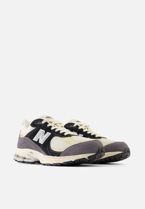 New Balance  - 2002R
