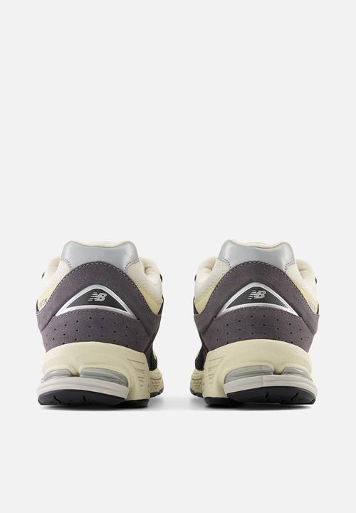 New Balance  - 2002R