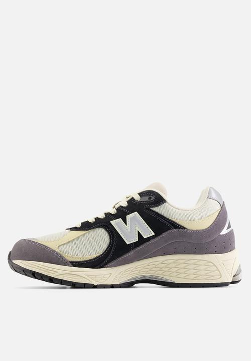 New Balance  - 2002R