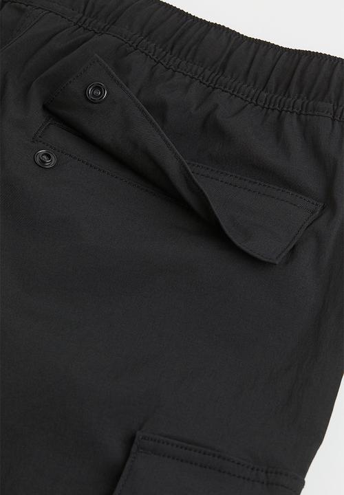 H&M - Regular fit nylon cargo shorts - black