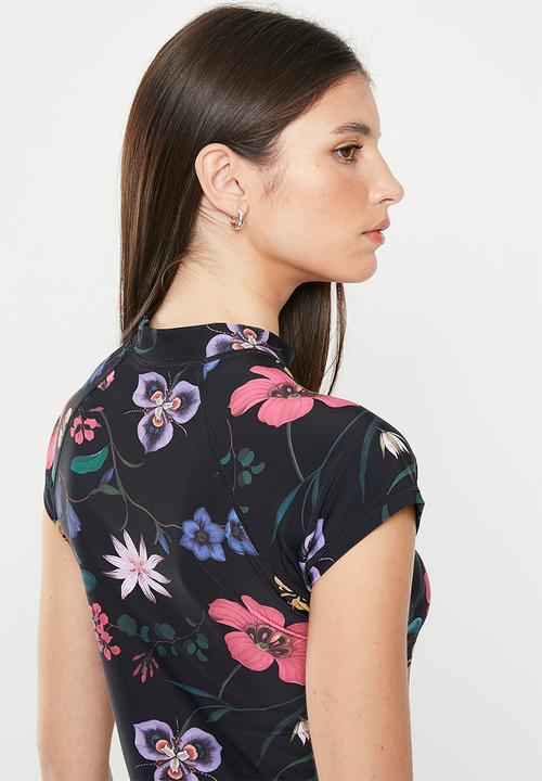 Lizzy - Maelys cap sleeve rashie - dark indigenous floral