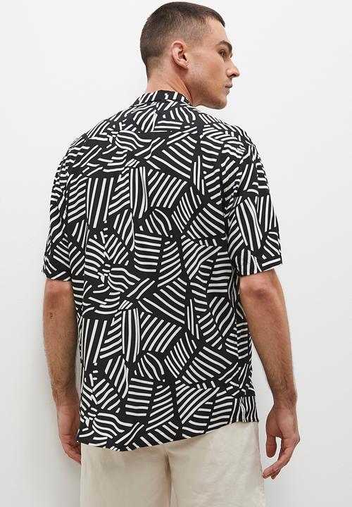 Superbalist - Abstract print short sleeve viscose shirt - black & white