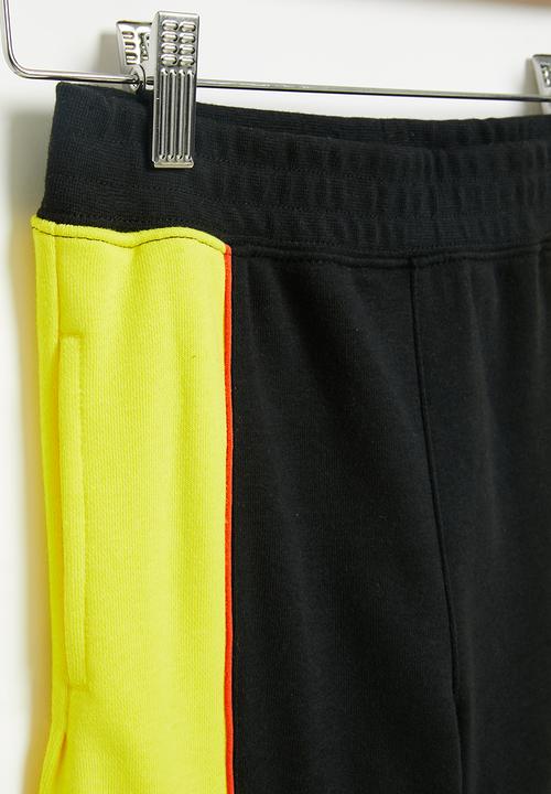Nike - Nkb b nsw lbr ft short - black