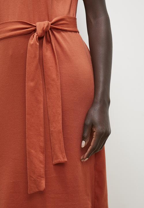 edit - Knit dress with belt - mango