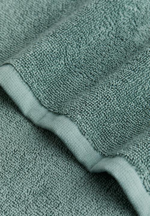 H&M - Cotton terry bath sheet - dark sage green 